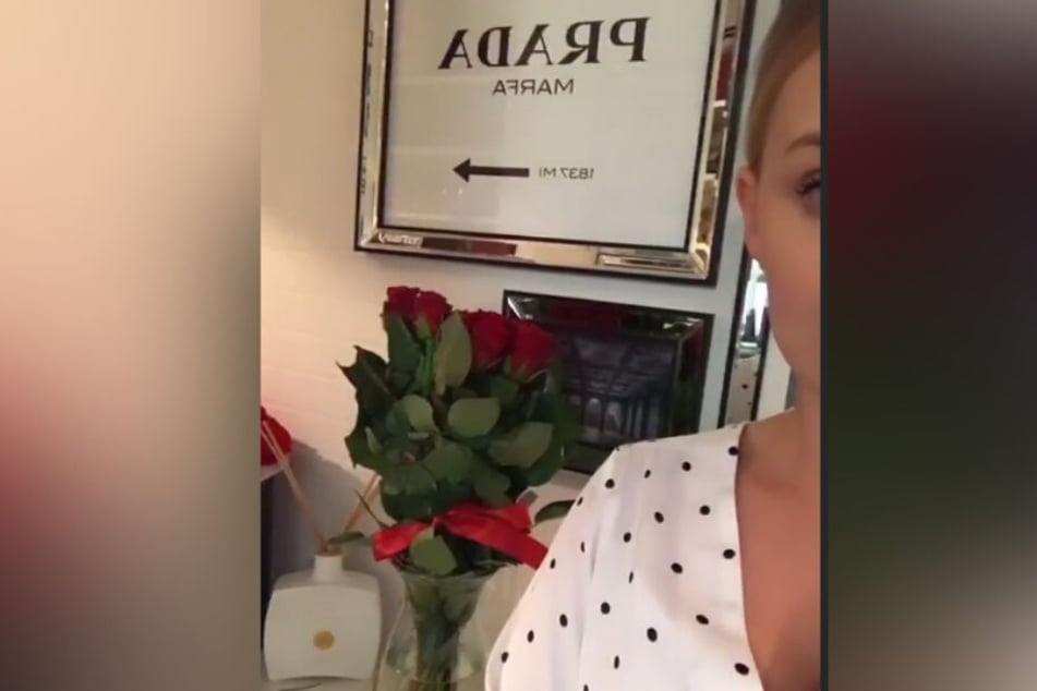 Im Hintergrund sind die Rosen zu sehen, die Erika zugeschickt worden sind.