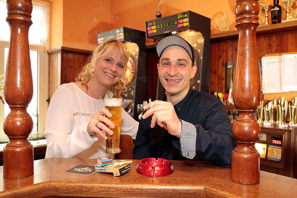 Eine Zigarette zum frischgezapften Bier: Marcel Knifte (32) freut‘s und
Wirtin Katja Roscher (46) stört‘s nicht.