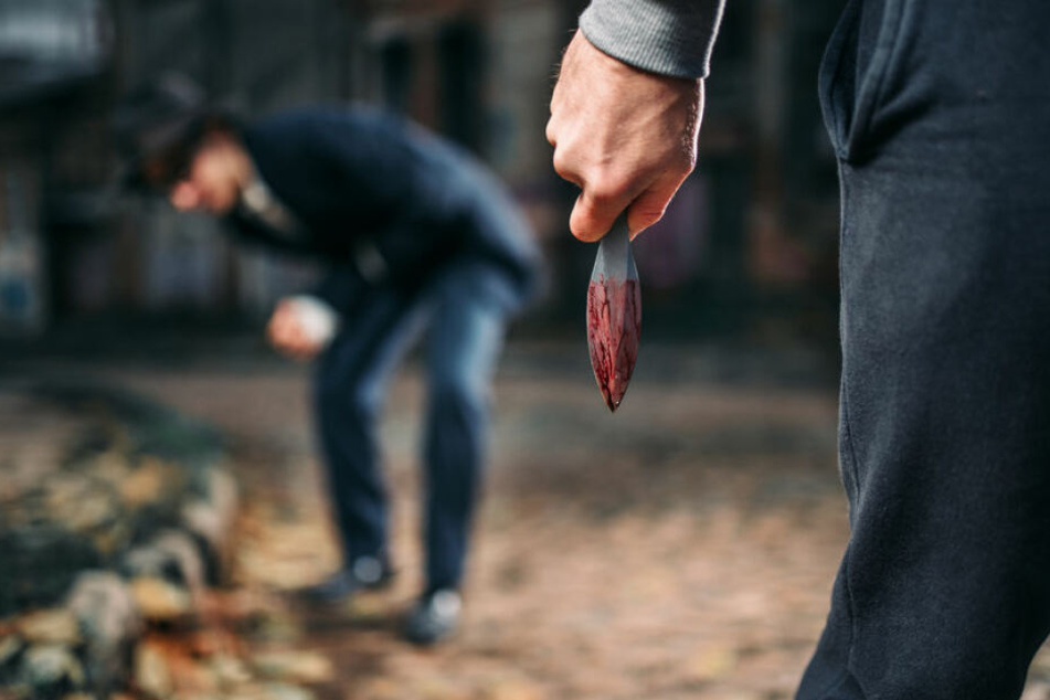 Ein Jugendlicher stach auf einen anderen Jugendlichen ein. Er erlitt lebensgefährliche Verletzungen.