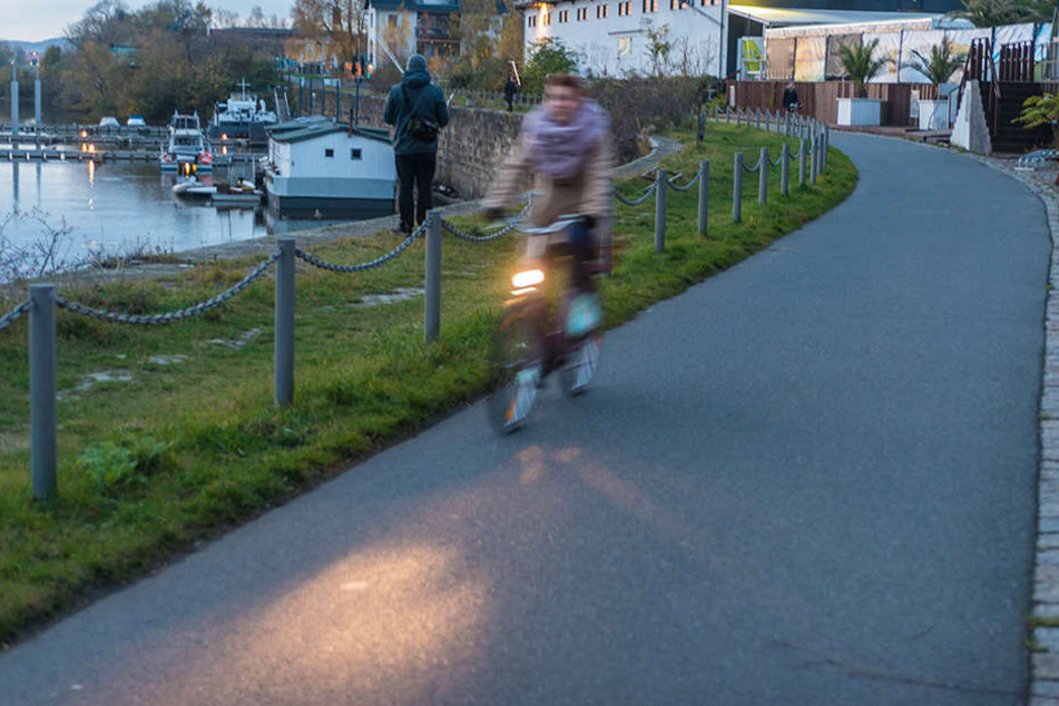 Auf der Neustädter Elbseite wird der Radweg verlegt.