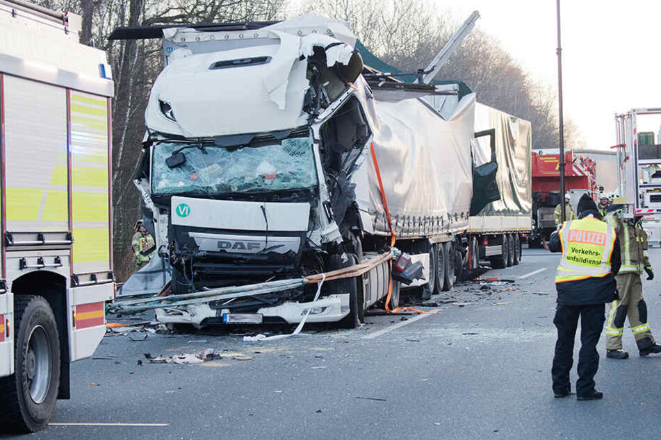 Einer der Fahrer überlebt den Lkw-Crash nicht.