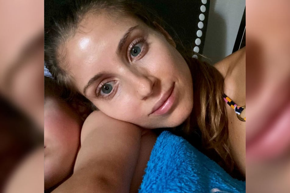 Cathy Hummels kuschelt mit ihrem Sohn Ludwig.