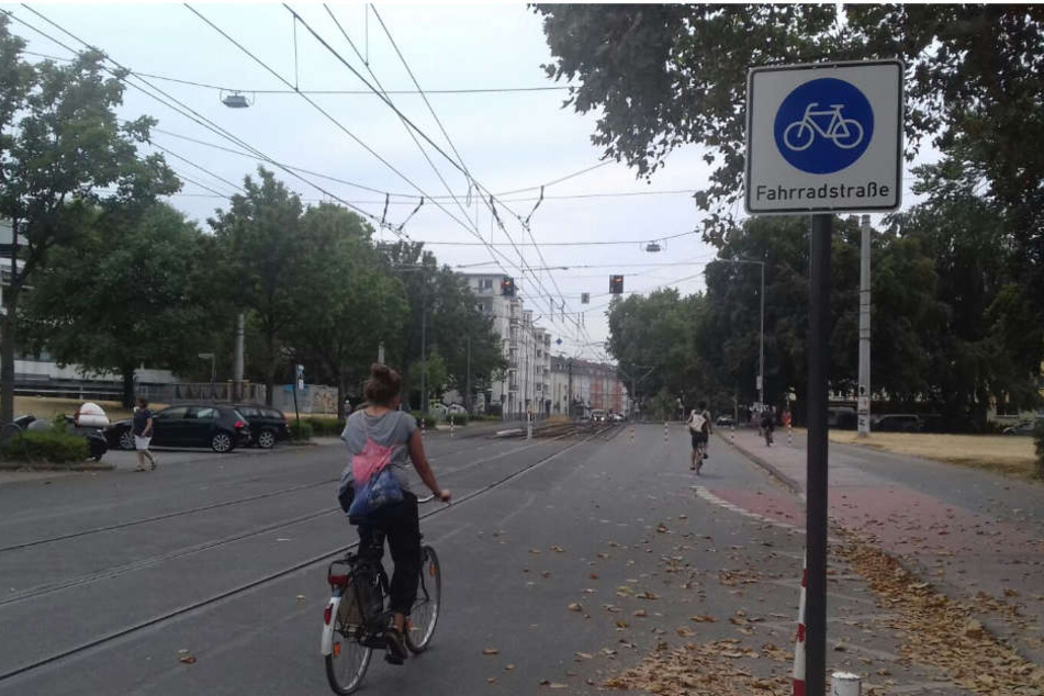 Räder vor! Die Zülpicher Straße im Inneren Grüngürtel an der Uni-Mensa ist jetzt eine Fahrradstraße.
