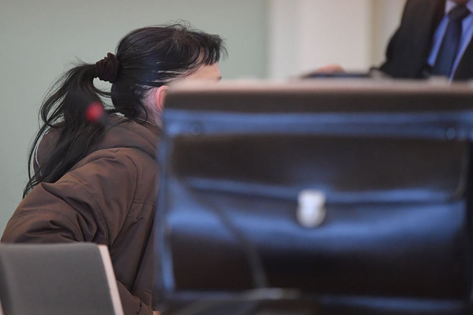 Die Angeklagte sitzt in einem Verhandlungssaal des Landgerichts. Im Prozess geht es uwegen sexuellen Missbrauchs ihres eigenen Kindes