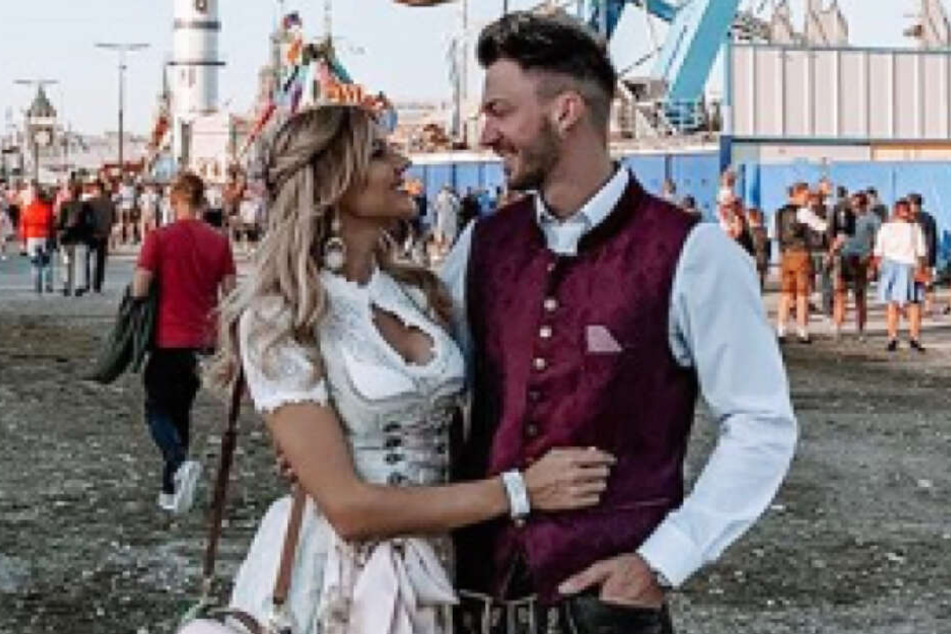 Gerda (26) und Keno (28) werfen sich verliebte Blicke zu.