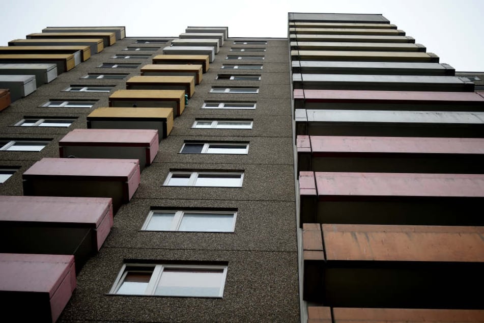 In der Mainmetropole stehen mehr als 9500 Haushalte auf der Warteliste für eine Sozialwohnung. (Symbolbild)
