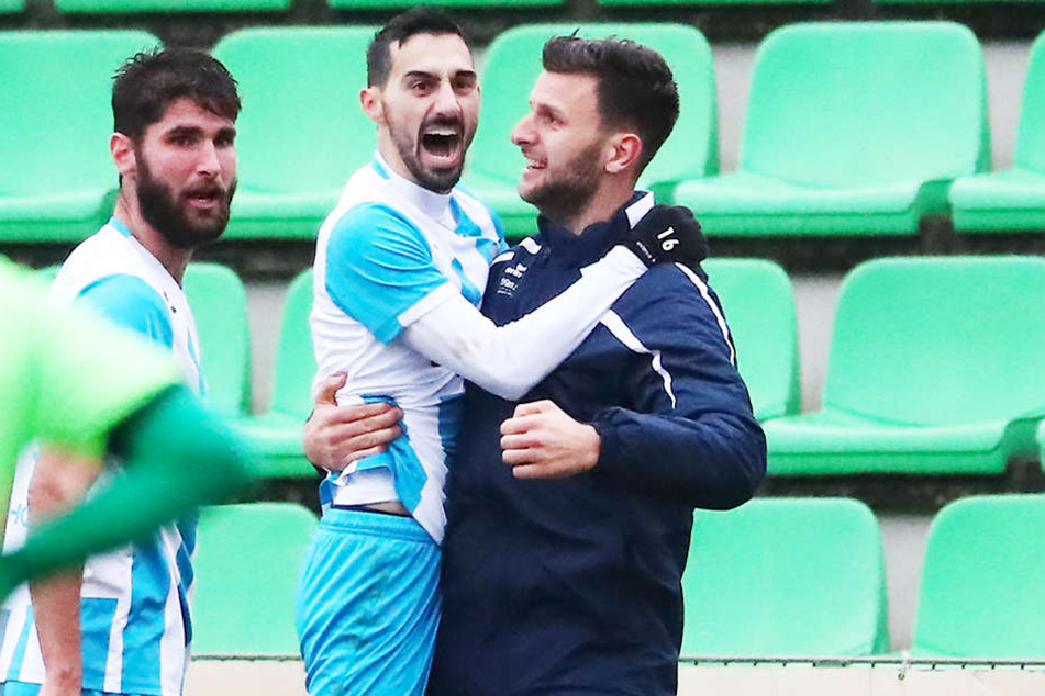 Dejan Bozic (r.) herzt seinen treuen Vorlagengeber Rafael Garcia (M.) nach dessen Tor zum 4:2 in Fürstenwalde.