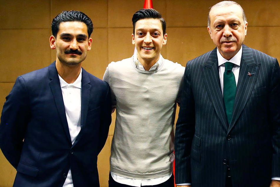 Das Foto, das für viel Kritik sorgte: Ilkay Gündogan (l.), Mesut Özil (m.) und Recep Tayyip Erdogan (r.).