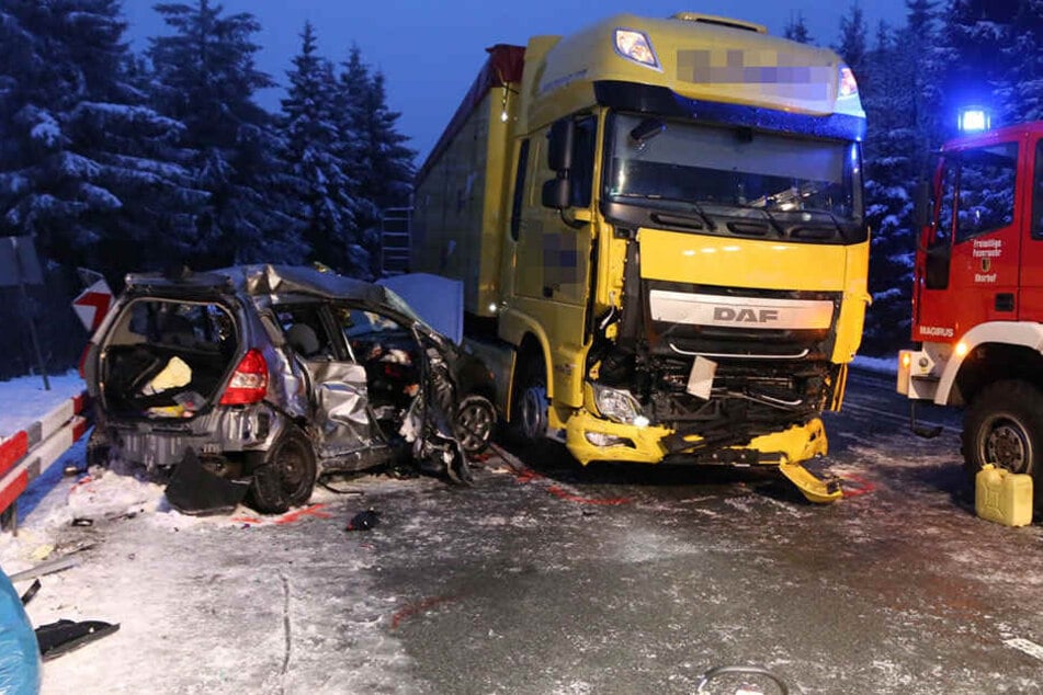 Beim dem Unfall nahe Oberhof verloren zwei 64 und 44 Jahre alte Frauen aus Nordrhein-Westfalen ihr Leben.