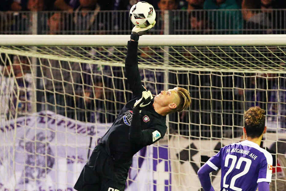 30. September 2016: Robert Jendrusch (l.) im Spiel gegen den VfL Bochum in Aktion. Viermal musste der Auer (Ersatz)Keeper damals hinter sich greifen.