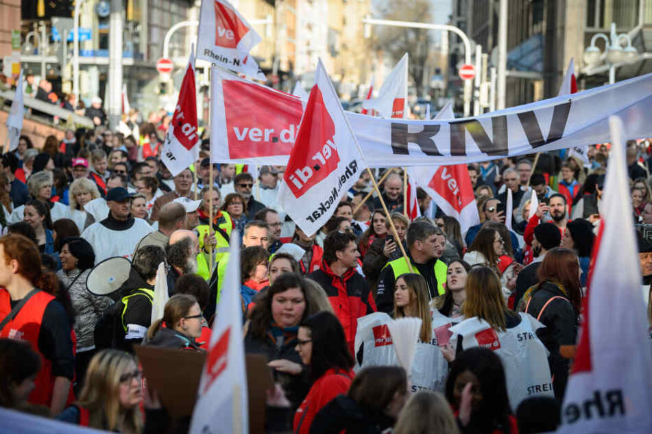 Die Gewerkschaft fordert für Beschäftigte von Bund und Kommunen sechs Prozent mehr Geld, jedoch mindestens 200 Euro mehr im Monat.