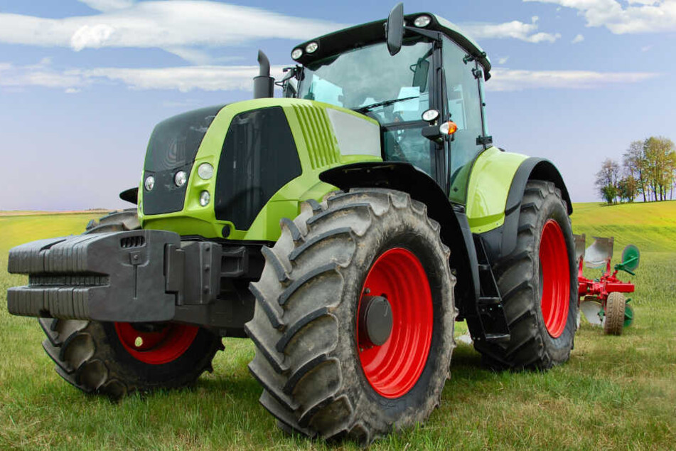 Die Bahn erfasste den Traktor an der Seite. (Symbolbild)