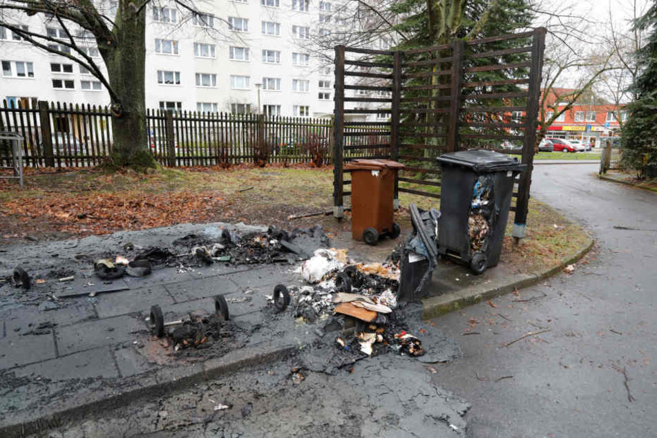 Von den abgebrannten Containern blieben teilweise nur die Räder übrig.