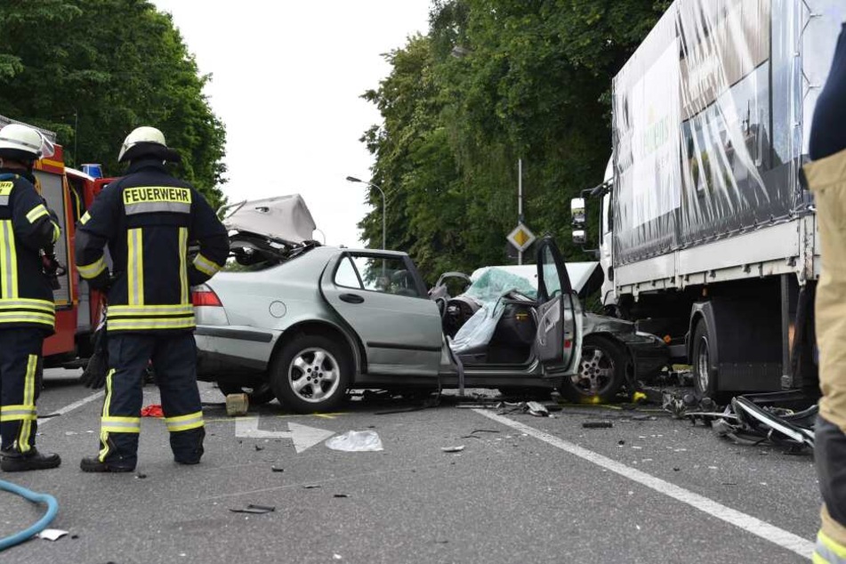 Der Saab wurde bei dem Unfall schwer beschädigt, war zuvor in einen Laster gekracht.