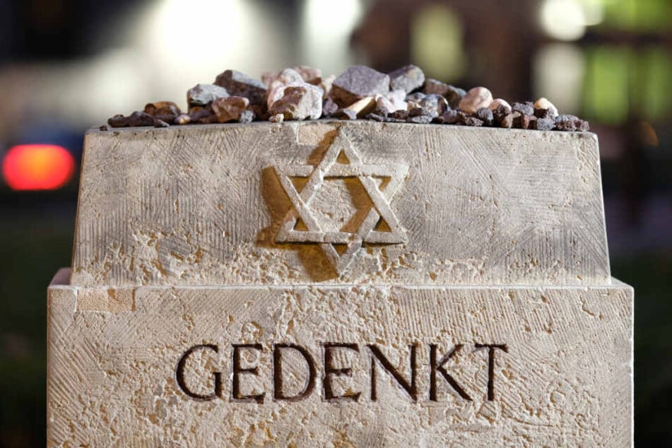 In der Nacht zum 10. November 1938 brannten in Leipzig Synagogen, Geschäftshäuser von Juden, eine jüdische Schule sowie der neue israelitische Friedhof. Mehrere Juden kamen ums Leben.