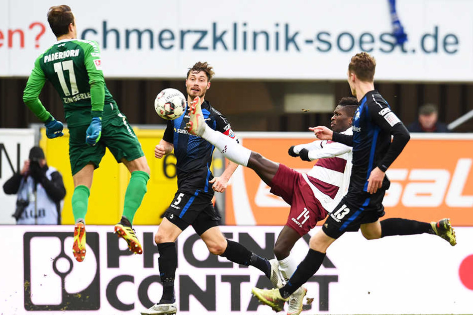Einmal tauchte Dynamo-Angreifer Moussa Koné (2.v.r.) gefährlich vorm gegnerischen Tor auf. Mit gestrecktem Bein brachte er den Ball allerdings nicht an SCP-Keeper Leopold Zingerle (l.) vorbei.