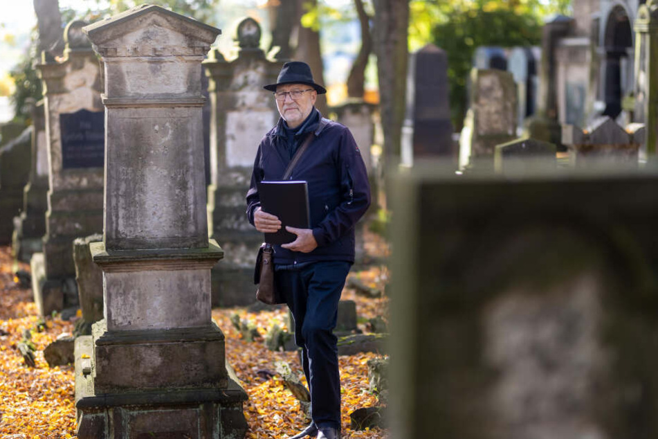 Udo Mayer (70) ist Gästeführer und Mitglied des Freundeskreises der Jüdischen Gemeinde Chemnitz. Er setzt sich für den Erhalt der historischen Grabsteine ein.