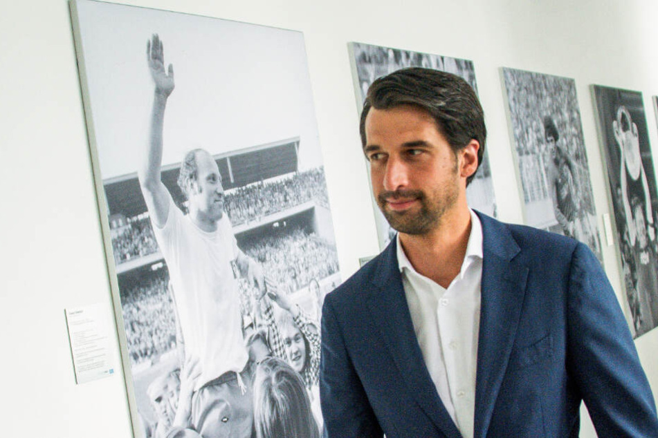 Jonas Boldt geht bei seiner Vorstellung an der Legenden-Galerie im Stadion vorbei.