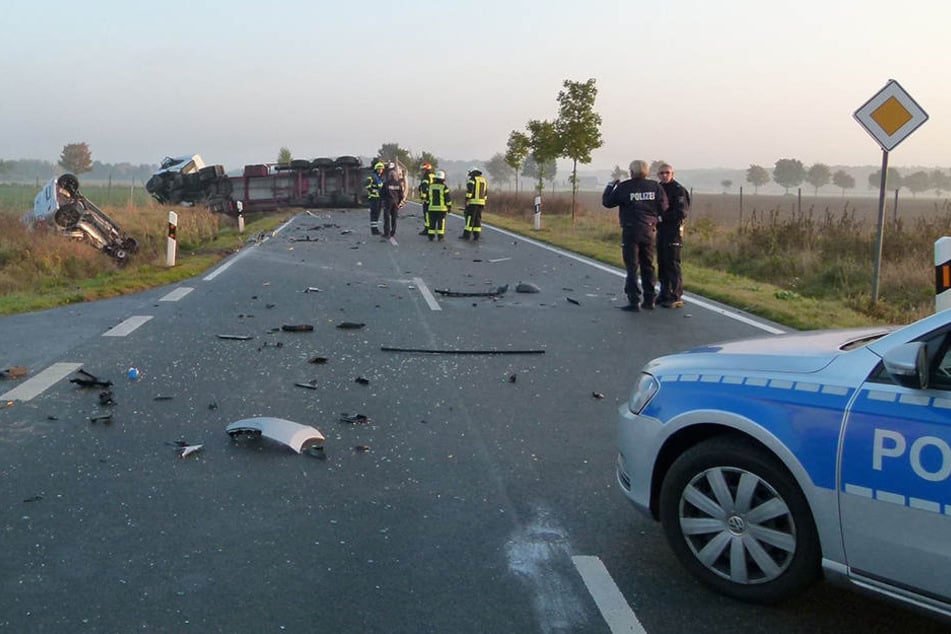 Der Fahrer wurde eingeklemmt und konnte nur noch tot aus dem Auto geborgen werden.