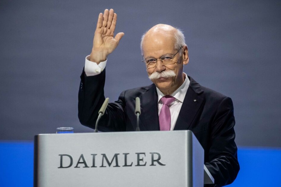 Dieter Zetsche, scheidender Vorstandschef, winkt am Ende seiner Rede bei der Daimler Hauptversammlung.