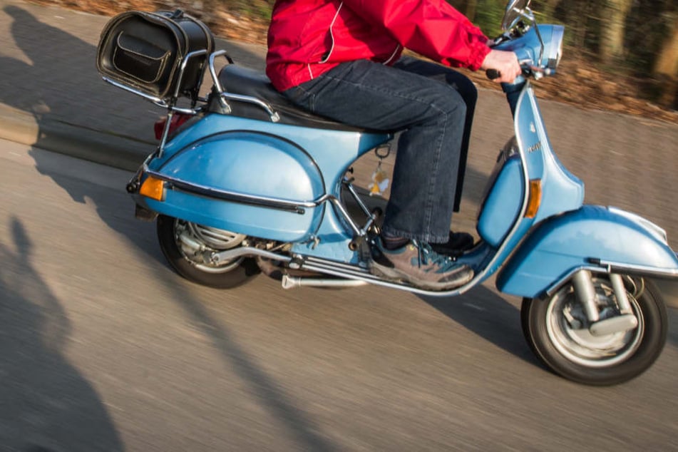 Der Rollerfahrer sah den Kleinbus beim Abbiegen nicht. (Symbolbild)
