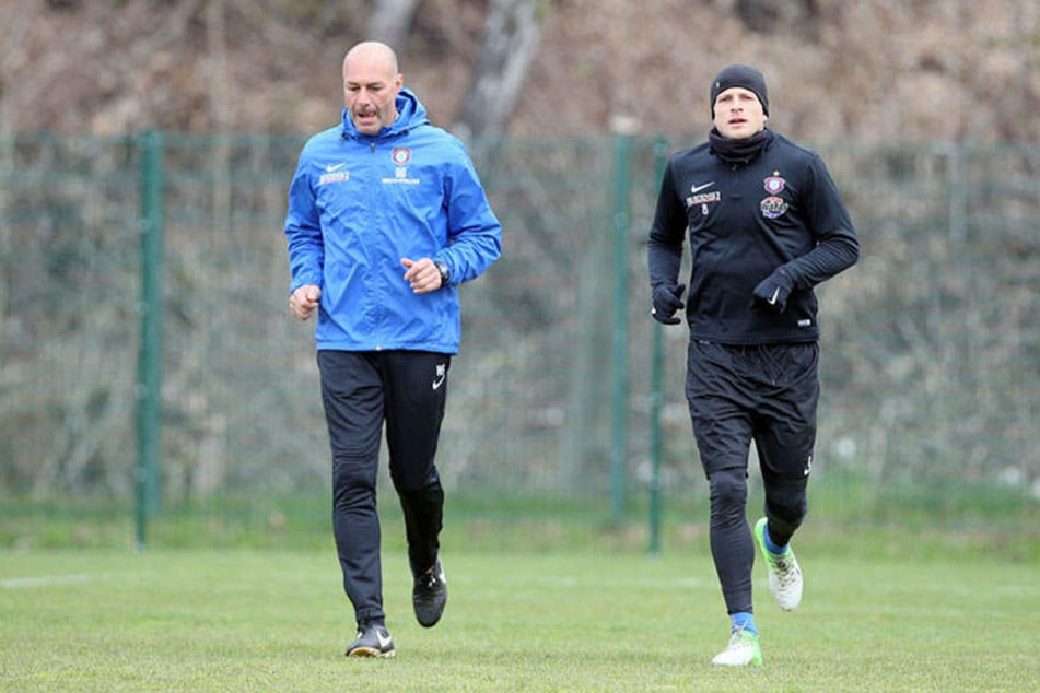 Seit gestern trainiert Nicky Adler wieder mit dem Team. Hier läuft er mit Fitness-Trainer Werner Schoupa (l.).