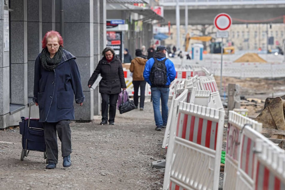 Die Kesselsdorfer Straße ist für den Verkehr gesperrt. Gehwege sind uneben, Übergänge ändern sich häufig.