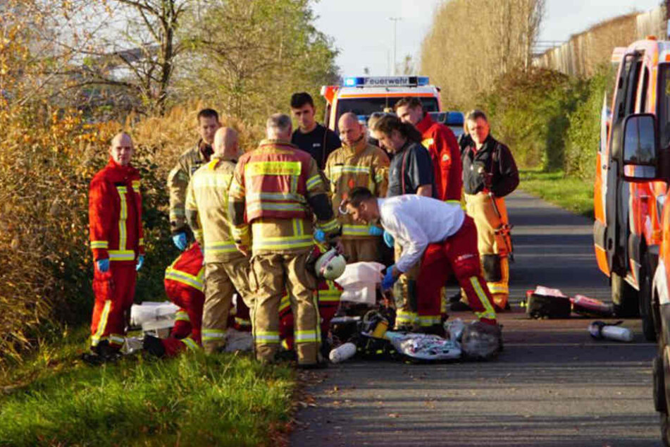 Nachdem sie die Frau aus dem Wasser gezogen hatten, begannen die Rettungskräfte mit der Reanimation.