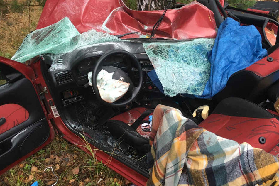 Das innere des Fahrzeugs. Nur mit schwerem Gerät konnte die Feuerwehr den Fahrer befreien.