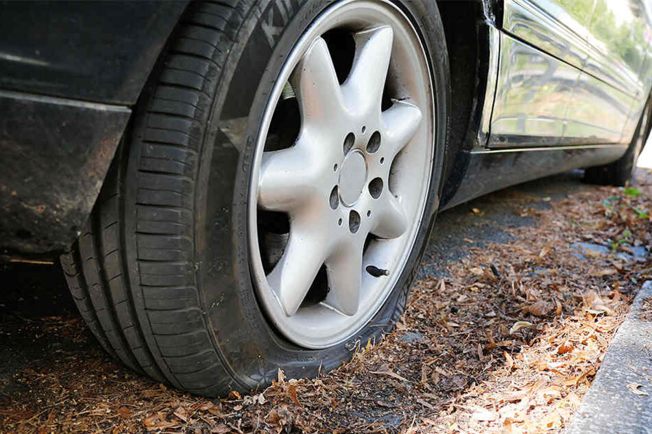 Der Unbekannte hat die Reifen an vier Autos zerstochen.