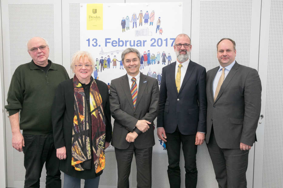 OB Dirk Hilbert (r.) mit den
Organisatoren der diesjährigen Gedenkveranstaltung.