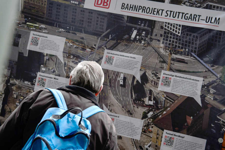 Ein Mann schaut sich am 29.11.2017 in Stuttgart einen Plan zu Stuttgart 21 an. (Archivbild)