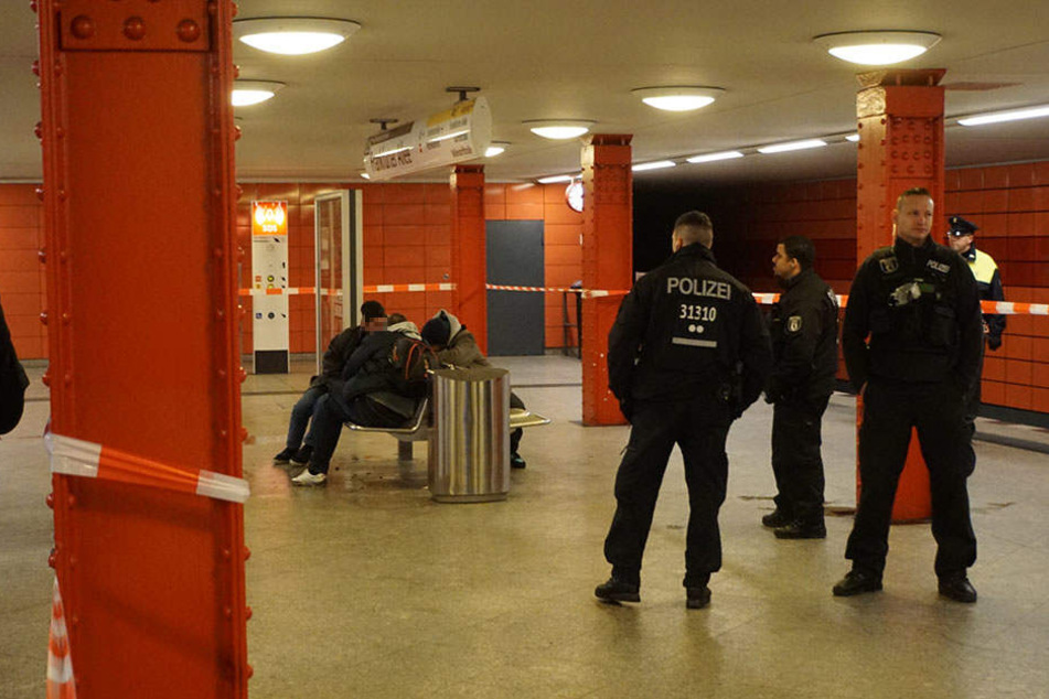 Die Kriminalpolizei hat im U-Bahnhof den Tatort abgesichert.