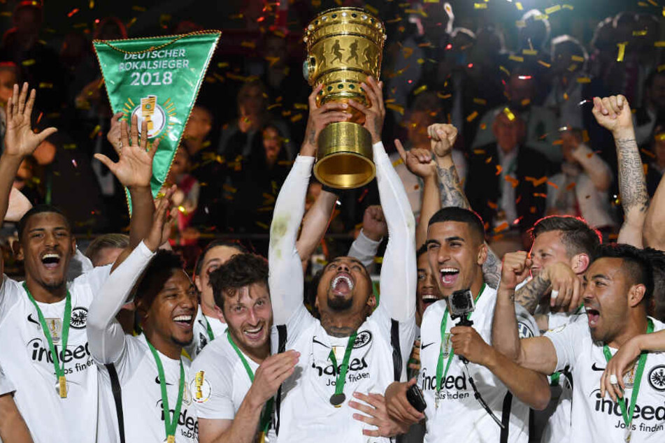Nach dem Sieg im Pokalfinale: Die Eintracht-Adler im Freudentaumel.