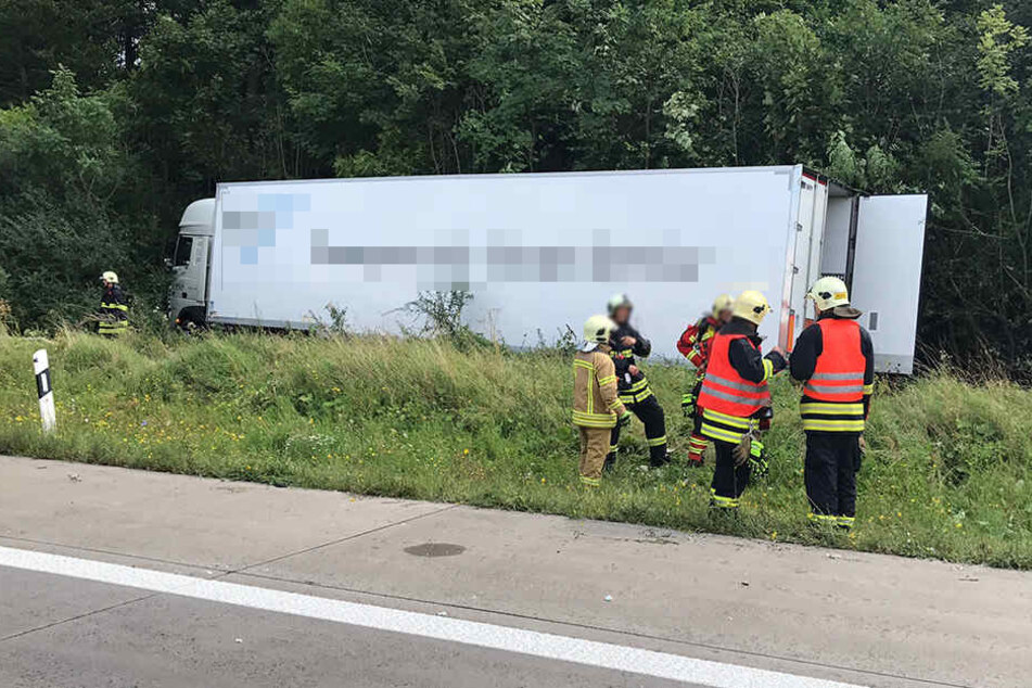 Der Lkw krachte auf ein Abschleppfahrzeug.