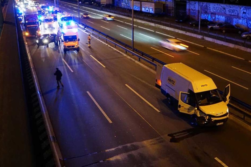 Ein Kleintransporter steht mit demolierter Front an der Unfallstelle.