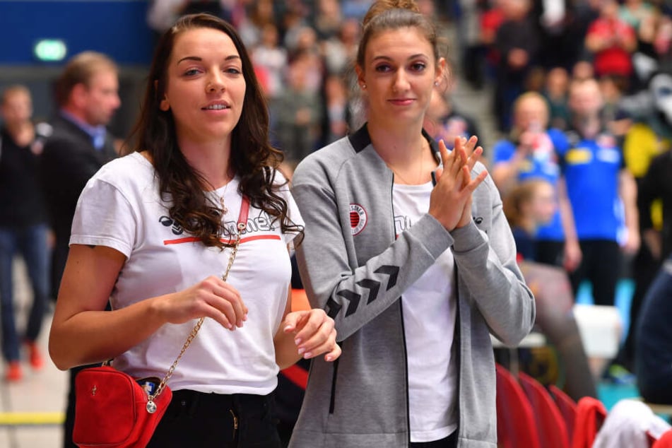 Im Spiel gegen Suhl mussten Katharina Schwabe und Lena Stigrot (v.l.) zuschauen. Schwabe ist wieder fit, hinter Stigrot steht ein Fragezeichen.