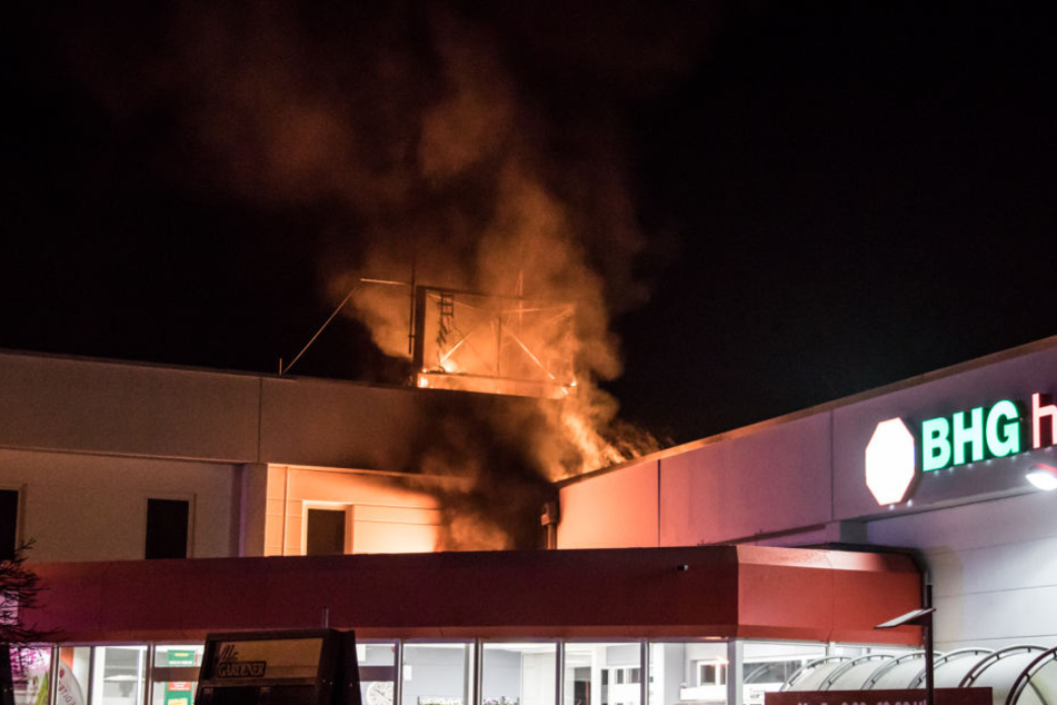 Das Feuer entfachte auf dem Dach des Baumarktes.