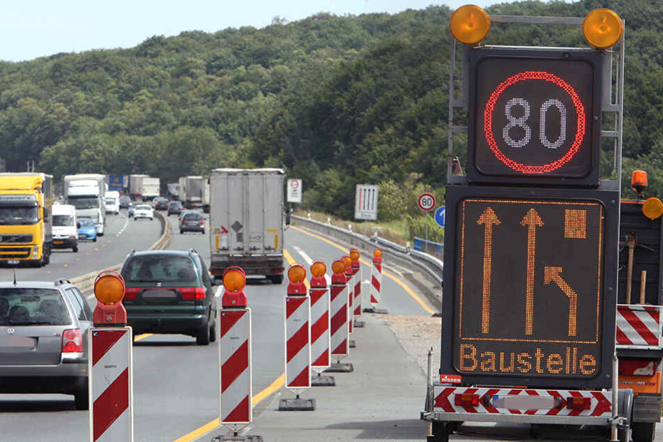 Ab Freitag ist die B64 zwischen Sande und Schloß Neuhaus gesperrt. (Symbolbild)