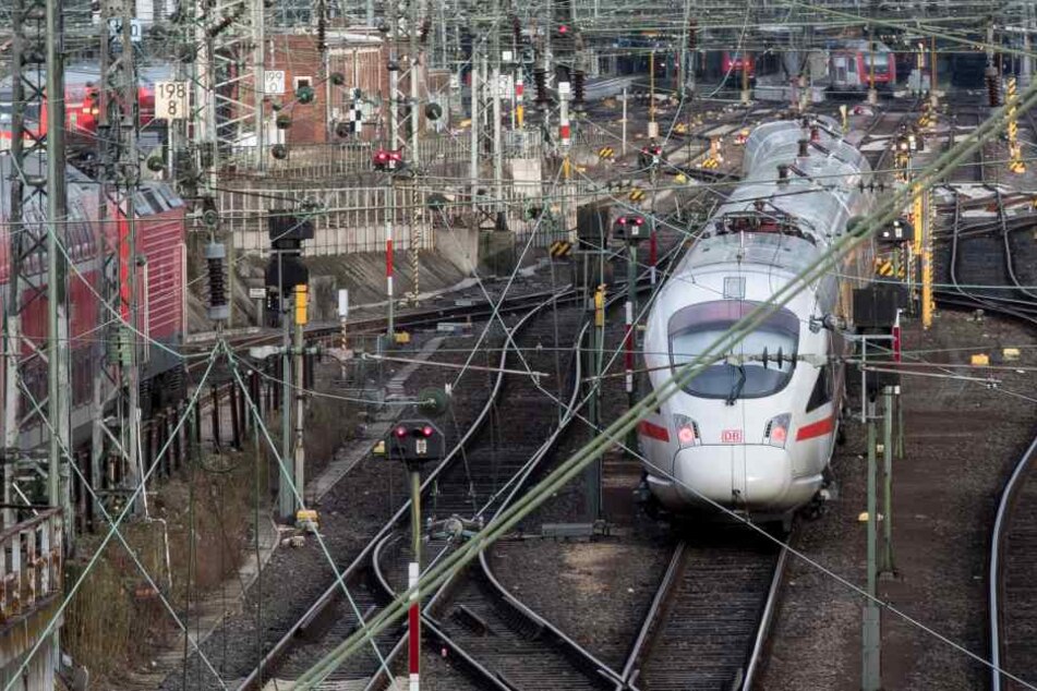 Der Mann war mit seiner Tochter mit dem ICE auf dem Weg von Amsterdam nach Frankfurt. (Symbolbild)