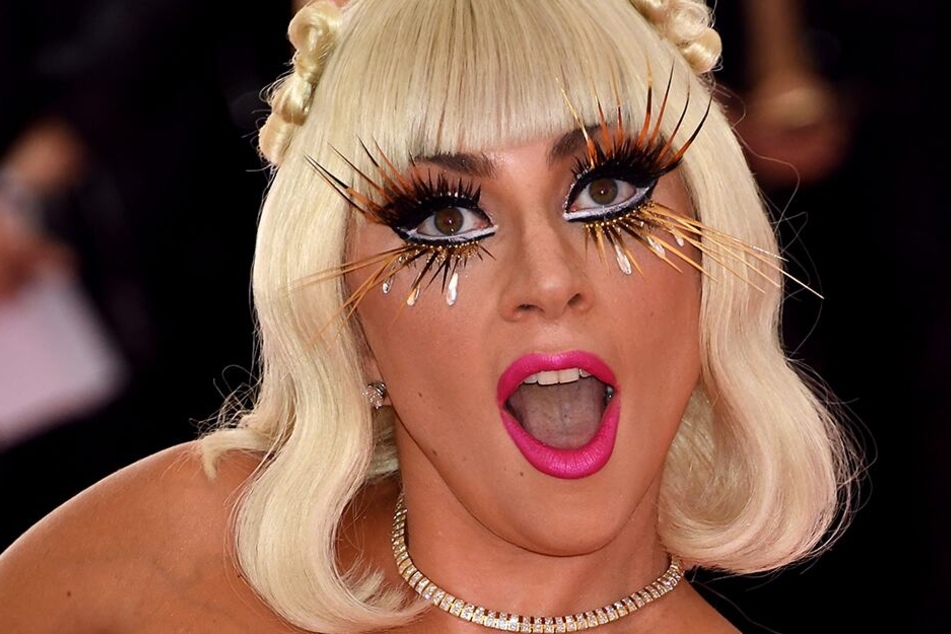 Lady Gaga fiel mit einem Fan von der Bühne. Zum Glück blieb sie unverletzt. (Archivbild)