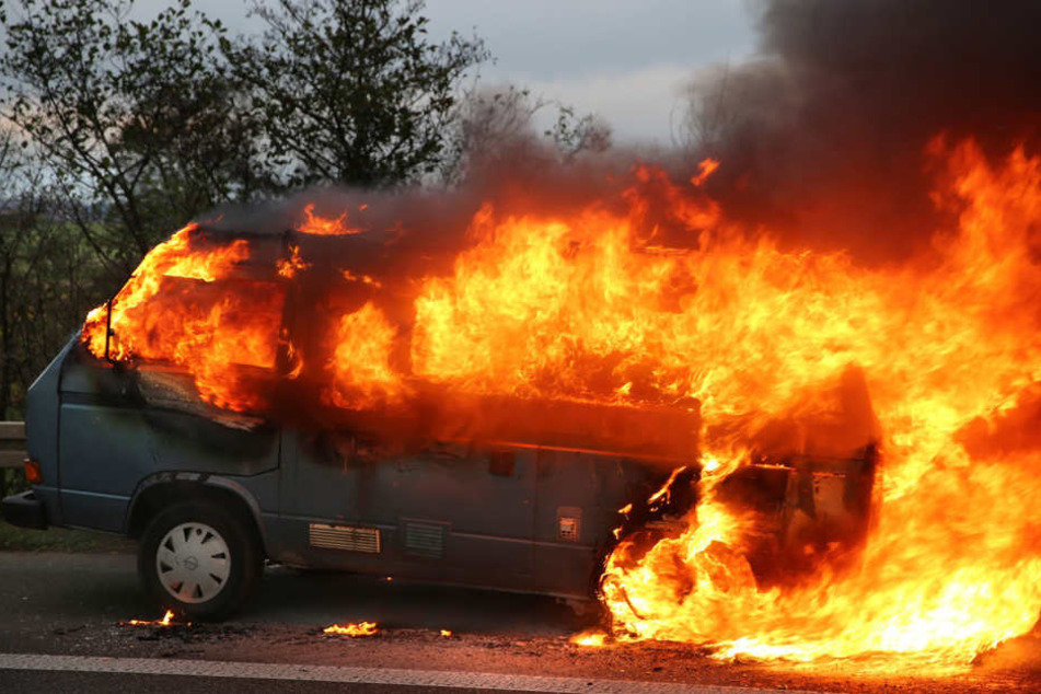 Ein brennender VW-Bus. So oder so ähnlich muss der Tabakwagen am Dienstagmorgen gebrannt haben. (Symbolbild)