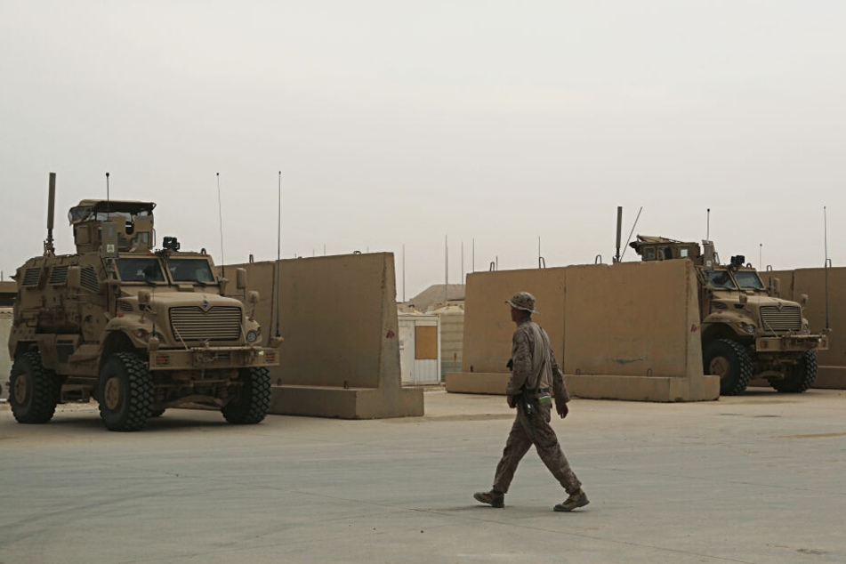US-Soldaten sind auf dem Luftwaffenstützpunkt Ain al-Asad im Irak stationiert. Der Iran hat aus Vergeltung für die Tötung seines Top-Generals Soleimani zwei von US-Soldaten genutzte Militärstützpunkte im Irak angegriffen.