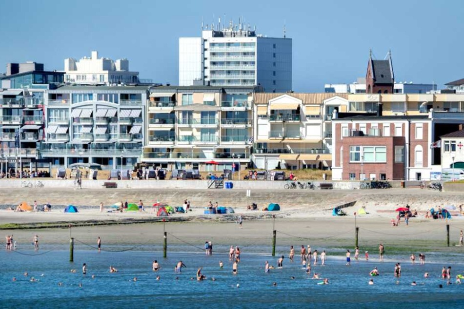 Touristen baden am Weststrand der Insel in der Nordsee.
