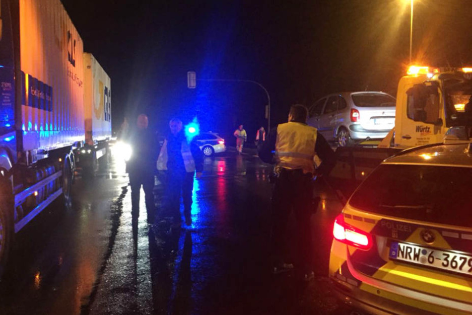 Bis 22 Uhr war die Kreuzung Ecke Windesbleicher Straße und Buschkampstraße gesperrt.