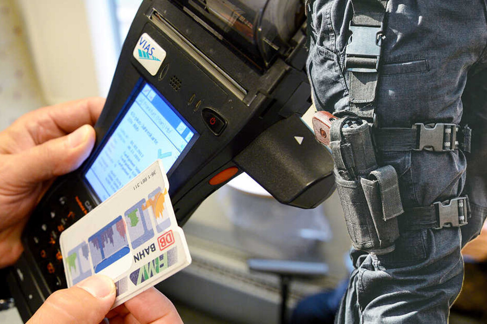 Der falsche Kontrolleur hatte ein Beinholster mit einer augenscheinlichen Waffe am Körper.