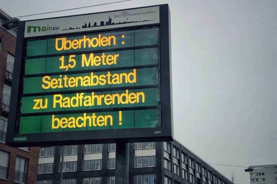 So sieht einer der neuen Hinweise zugunsten der Frankfurter Radfahrer aus.