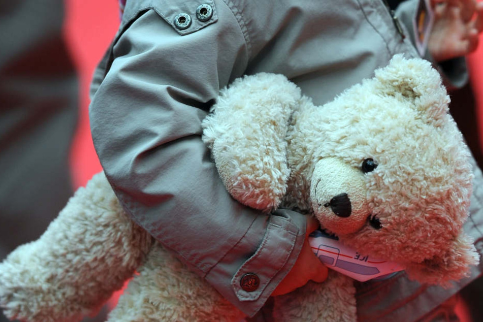 Eine Frage besteht darin, warum das Familiengericht eine längere Herausnahme des Kindes aus seiner Familie abgelehnt hatte? (Symbolbild)