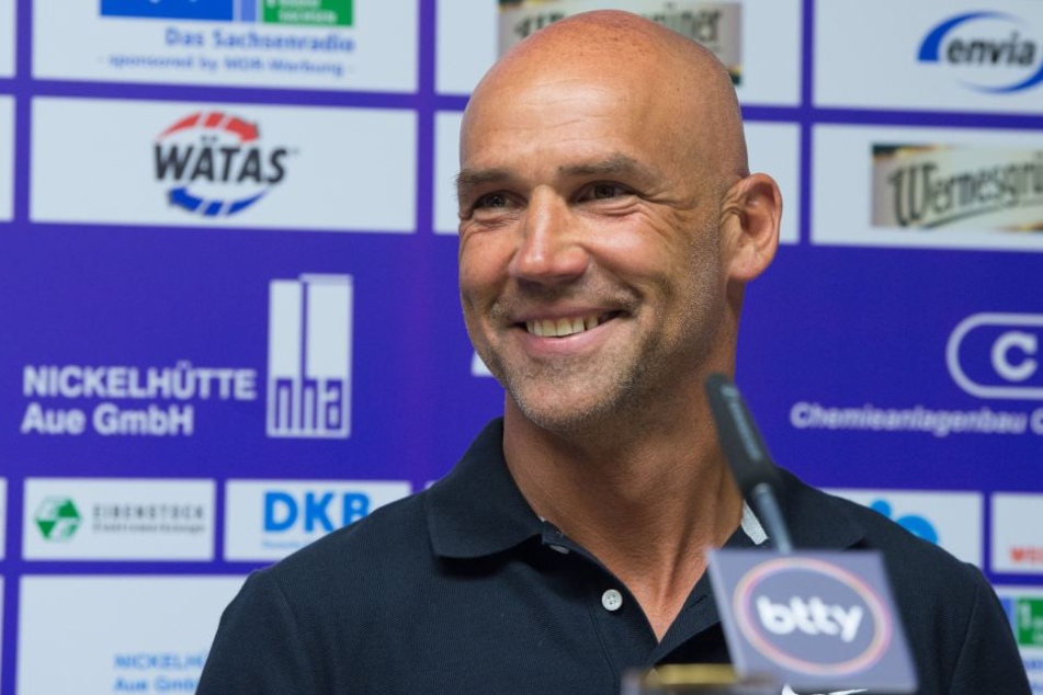 Ob ihm das gelingt?
Der neue
Trainer Thomas
Letsch soll den
FC Erzgebirge Aue in
sicheres Zweitliga-Fahrwasser
führen.