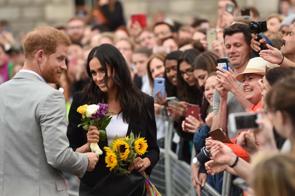 Aktuell sind Harry und Meghan zu Gast in Dublin. Hier fliegen dem royalen Paar die Herzen nur so zu.